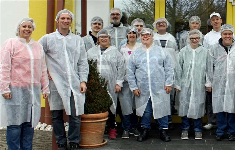 Die Berufsbildungsteilnehmer der Caritas Werkstätten vor dem Haupteingang von „Die Lohner’s“ in Polch. Foto: Caritas Werkstätten, Polch