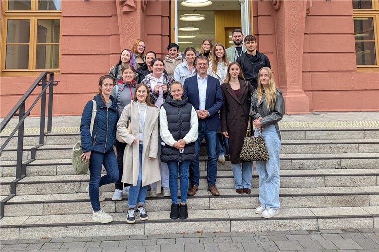 Berufsschulklasse aus Koblenz in den Mainzer Landtag eingeladen Die Berufsschulklasse vor dem Mainzer Landtag. Foto: Büro Carl-Bernhard von Heusinger