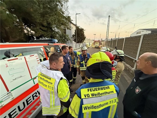 Rauch, Feuer, Rettung: Feuerwehr trainiert für den Ernstfall Die Besatzung des Einsatzleitwagen (ELW) der Verbandsgemeinde Weißenthurm vom Standort Rheindörfer koordinierte – gemeinsam mit der FEZ in der Feuerwache – die Führungsunterstützung. Zur Nachbesprechung fanden sich alle Führungskräfte am ELW ein.