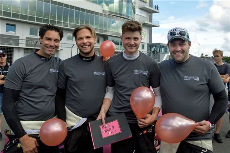 Die Besatzung des siegreichen KTM X-BOW GTX von Teichmann Racing von links, Maik Rönnefarth, Yves Volte, Geburtstagskind und YouTube Star Felix van der Laden sowie Georg Griesemann.