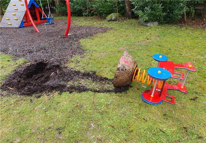 Die Beschädigungen auf dem Spielplatz.Foto: privat
