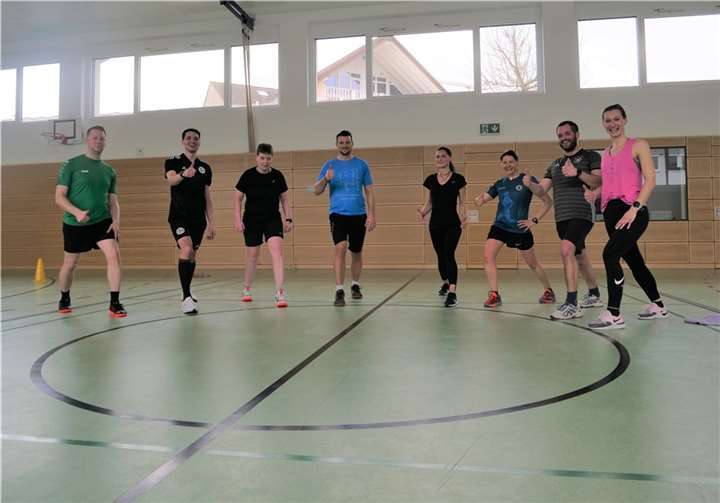 Die Beschäftigten der Polizeidienststelle Andernach beim Training in der Sporthalle der Unfallkasse Rheinland-Pfalz. Foto: Unfallkasse Rheinland-Pfalz