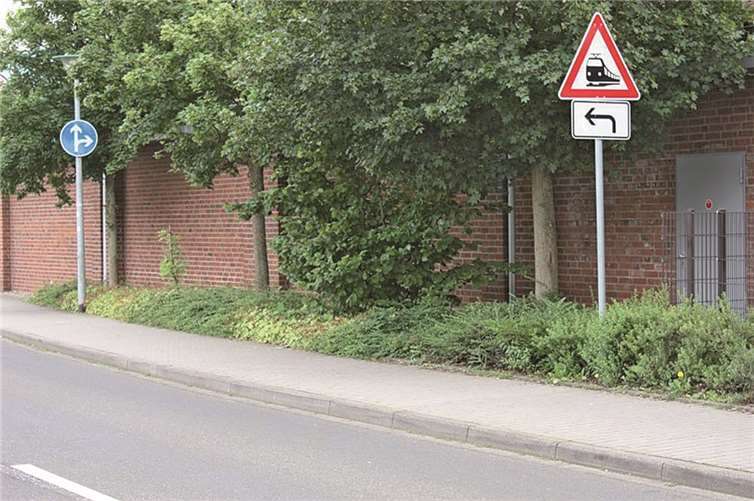 Die Beschilderung am Bahnübergang Aachener Straße ist aus Sicht der UWG für die Verkehrsteilnehmer nur schwer verständlich.privat