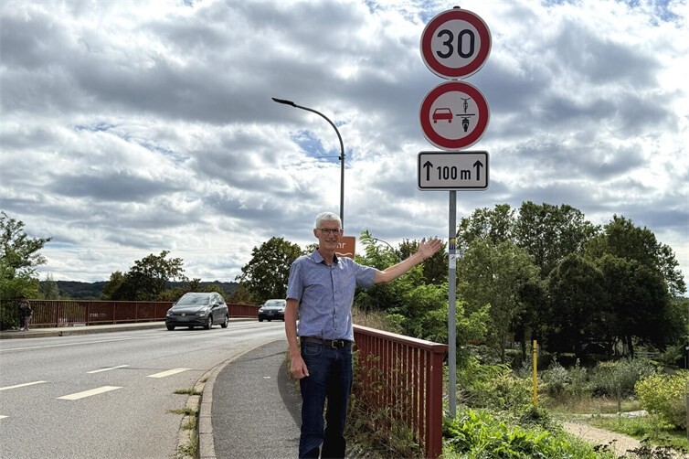 Die Beschilderung auf der Ahrbrücke weist auf Tempo 30 sowie das Überholverbot von Radfahrern und anderen Zweirädern hin. Ortsvorsteher Reiner Friedsam appelliert an alle Verkehrsteilnehmer, die Beschilderung zu beachten und so zu mehr Sicherheit und weniger Lärmbelastung beizutragen.