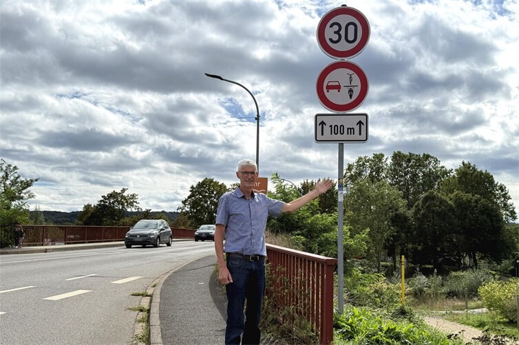 Die Beschilderung auf der Ahrbrücke weist auf Tempo 30 sowie das Überholverbot von Radfahrern und anderen Zweirädern hin. Ortsvorsteher Reiner Friedsam appelliert an alle Verkehrsteilnehmer, die Beschilderung zu beachten und so zu mehr Sicherheit und weniger Lärmbelastung beizutragen.