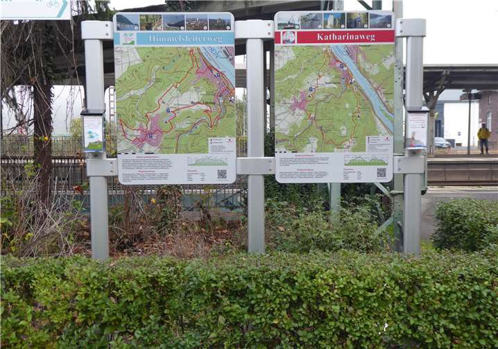 Die Beschilderung hat nun ihren Platz in der Nähe des Bahnhofs der Deutschen Bahn. Fotos: privat