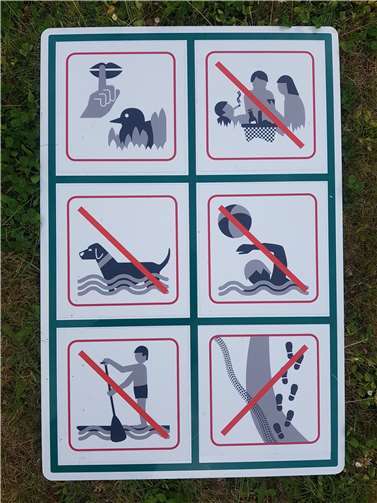 Die Beschilderung macht klar: Schwimmen, Picknicken, lautes Rufen, Stand Up Paddling und das Befahren sind zum Schutz der Natur verboten.  Foto: Obere Naturschutzbehörde SGD Nord/Uhl