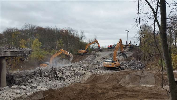 Die Beseitigung der Brücke ist ein gutes Stück Arbeit...