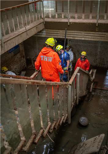 Die Beseitigung von Schlamm ist noch in unzähligen Häusern eine scheinbar nicht enden wollende Aufgabe. Foto: THW/Marcel Holler