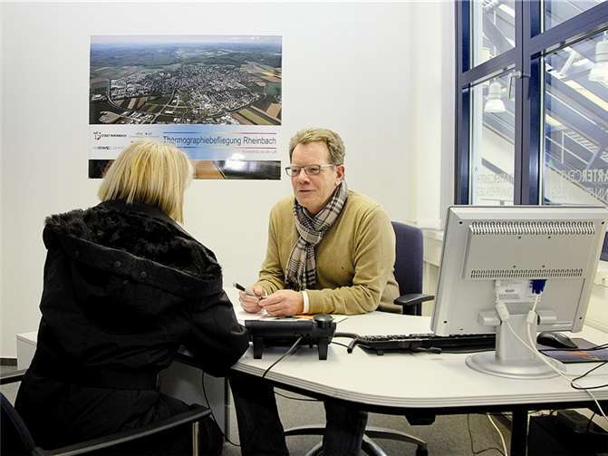 Die Besitzer von Immobilien werden mit den Informationen zum energetischen Zustand ihres Hauses nicht allein gelassen, sondern können sich zu jeder Zeit im GTZ oder vor Ort beraten lassen. Hier berät Jürgen Kalb in seinem Büro im GTZ.