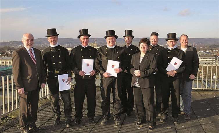 Die Bestallungsurkunden wurden übergeben (v.l.n.r.): Oberbürgermeister Nikolaus Roth, Manfred Krämer, Peter Schmengler, Ralf Jakobs, Stephan Weichert, Ordnungsamtsleiterin Monika Schulz, Helmut Meier, Rudolf Kirchem und Sachbearbeiter für das Schornsteinfegerwesen Kai-Uwe Philippi.privat