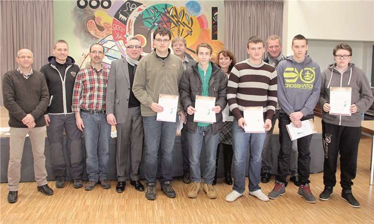 Die Besten des Eignungstests im Kreis der Lehrer und Handwerksvertreter. Als Sieger schlossen Phillip Kucera (5.v.l.) von der Realschule und Jan Salzmann (4.v.r.) von der Hauptschule ab.