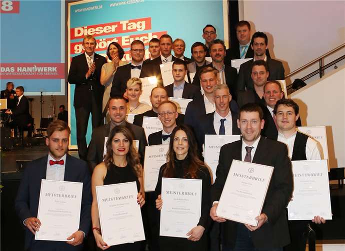 Die Besten ihres Gewerks unter allen 669 Absolventen des Meisterjahrgangs 2017 beim Gruppenfoto mit Staatssekretärin Daniela Schmitt (hintere Reihe 2.v.l.), Hauptgeschäftsführer Alexander Baden (links neben ihr) und HwK-Präsident Kurt Krautscheid (hintere Reihe 6.v.l.).