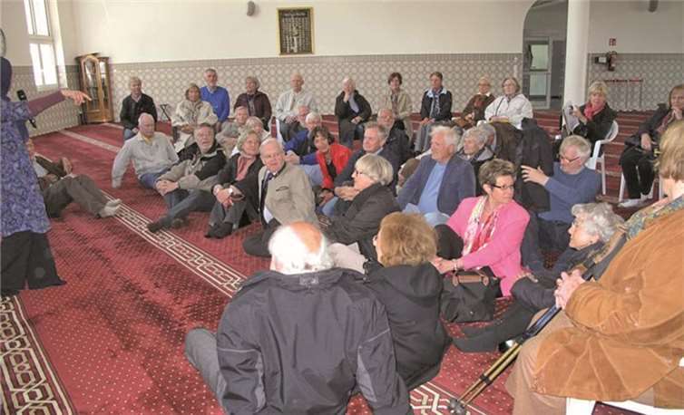 Die Besucher auf dem Teppich in der Moschee. privat