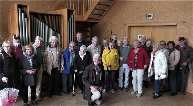 Die Besucher aus Erpel in der Orgelbaufirma Merten in Remagen.. Foto: privat