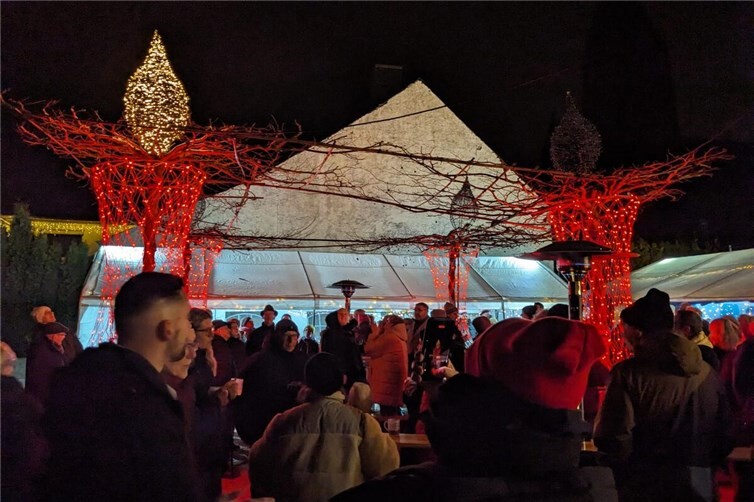 Die Besucher aus Nah und Fern drängten sich bei gutem Wetter vorm Gemeindeshaus, um den Augenblick der Entzündung der Beleuchtung zu genießen.Foto: privat