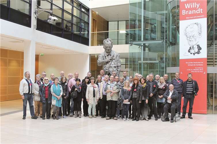 Die Besucher aus dem Wahlkreis von Andrea Nahles vor der imponierenden Büste von Willy Brandt in der SPD-Parteizentrale in Berlin. privat