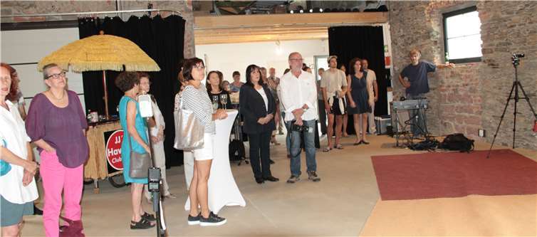 Die Besucher betrachteten die Werke der Ausstellung „Homo sapiens?“. Fotos: -MFU-