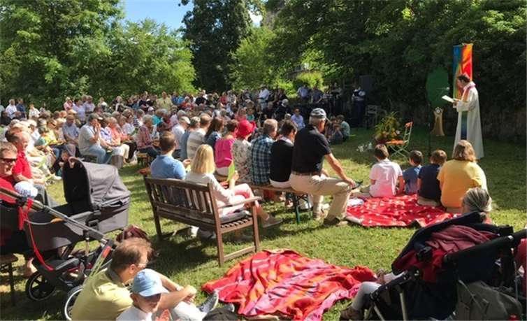 Die Besucher blieben bis in den frühen Nachmittag im Pfarrhausgarten um gemeinsame Stunden zu verbringen. Foto: privat