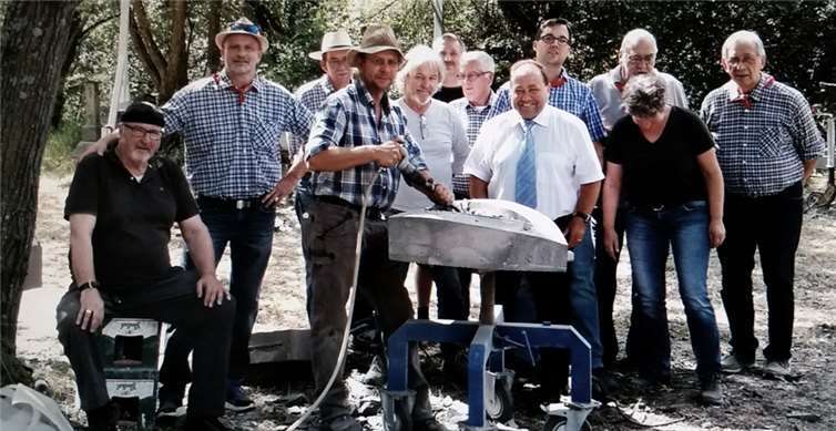 Die Besucher, darunter auch VG Bürgermeister Alfred Schomisch (Mitte), können bis zum 18. August wieder „über die Schultern“ schauen. privat