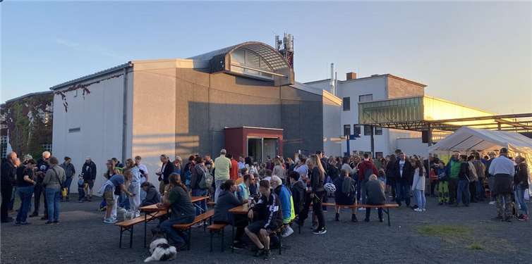 Mayen lädt 2025 wieder zur BatNight ein Die Besucher der BatNight warten gespannt auf den Beginn der geführten Wanderung. Foto: Kerstin Stüwe/ Stadt Mayen