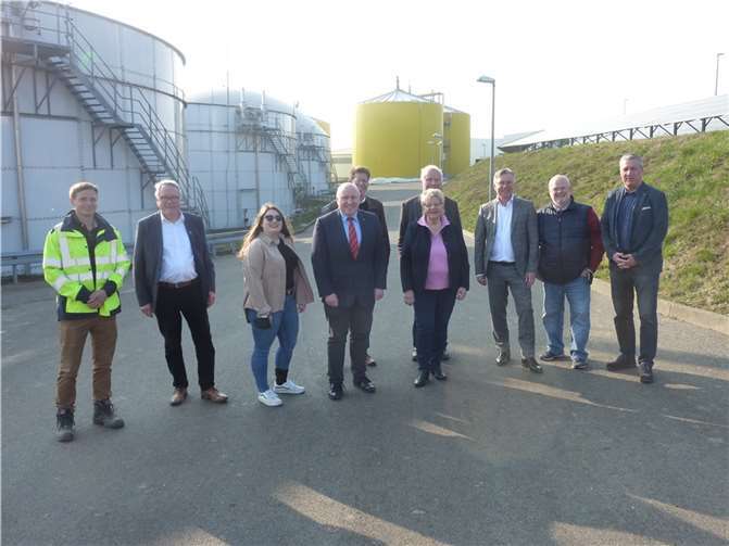 Die Besucher der Biogasanlage Hellerwald besichtigen die Gärrestbehältern und Fermentern: Steffen Möcklinghoff, Peter Balmes, Melina Marx, Manfred Diehl, Rudolf Kalenberg, Anne Schumann-Dreyer, Prof. Wolfgang Fröhling, Bernd Wieczorek, Eitel Bohn, Stephan Otto. Es fehlen Dr. Steffen Weil und Michel Guretzke. Quelle: CDU Koblenz