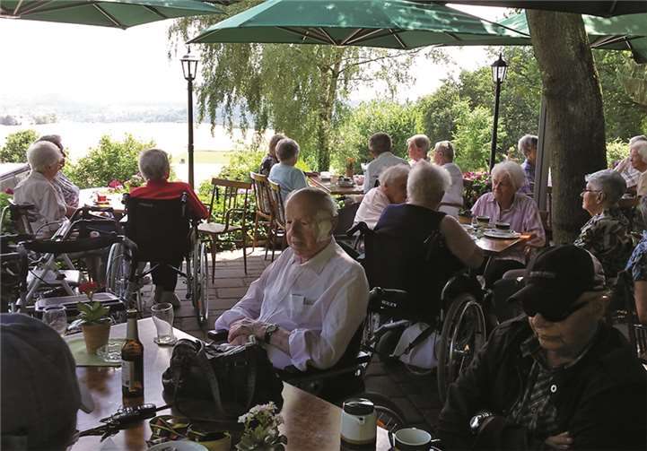 Die Besucher der Brombeerschenke auf der schattigen Terrasse.privat