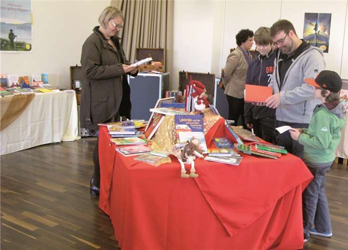 Die Besucher der Buchausstellung können unter zahlreichen Büchern und Geschenkartikeln auswählen.privat