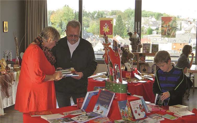 Die Besucher der Buchausstellung können unter zahlreichen Büchern und Geschenkartikeln auswählen.privat