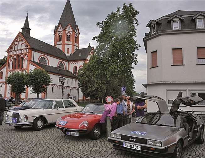 Die Besucher der Classic Rallye konnten einen Blick in die historischen Fahrzeuge werfen. -RÜ-