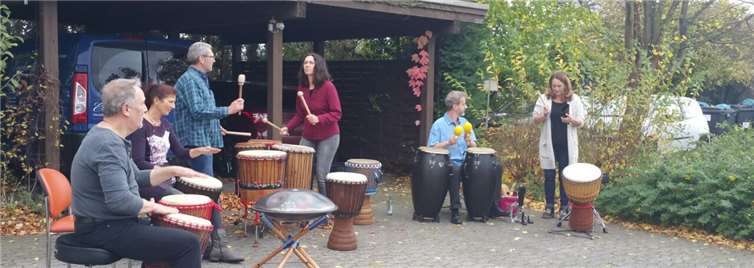 Die Besucher der Informationsveranstaltung wurden mit Trommelmusik empfangen. privat