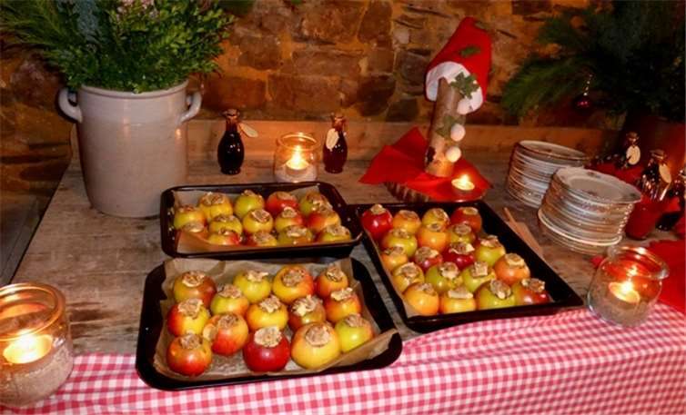 Die Besucher der Lesung können mit einem Bratapfel und einem Glas Glühwein die Veranstaltung genießen. privat