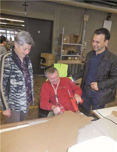 Die Besucher der Seniorenresidenz besuchen Volker Schoohs an seinem Arbeitsplatz.privat