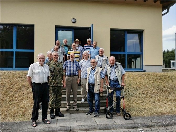 Die Besucher der Seniorenwerkstatt sowie die Kolpingsenioren beim Besuch im Zentrum Operative Kommunikation der Bundeswehr.  Foto: privat