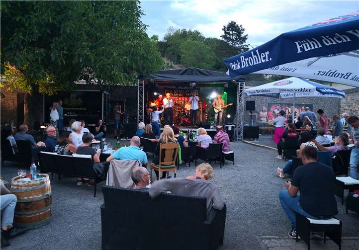 Die Besucher der Straußwirtschaft saßen coronakonform an ihren Tischen separiert. Foto: privat