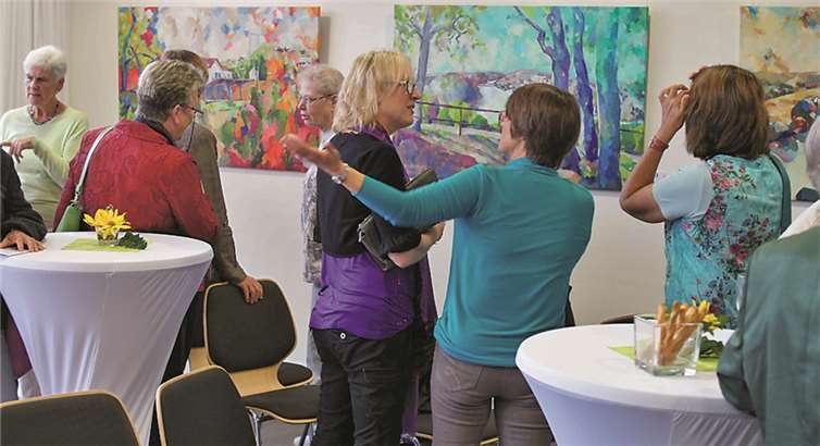 Die Besucher der Vernissage führten angeregte Gespräche.  Privat