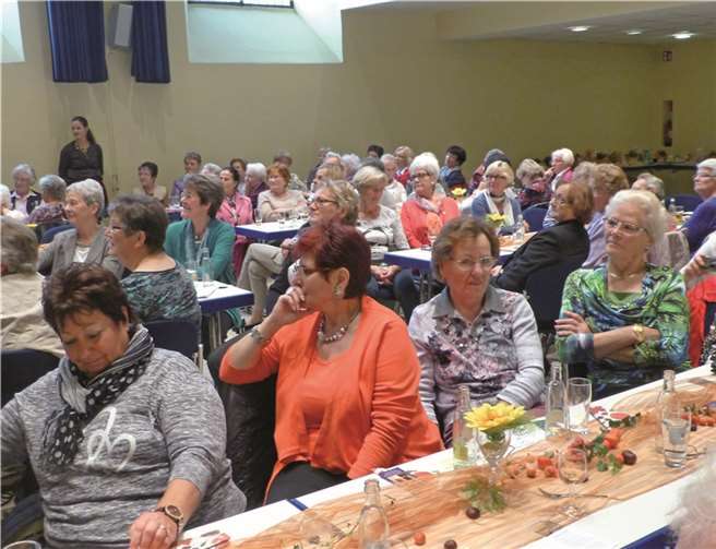 Die Besucher des Herbstkaffees verbrachten eine vergnüglichen Nachmittag bei den Frauen der kfd Linz.privat