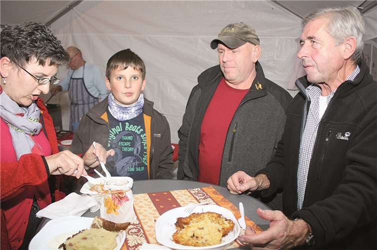 Die Besucher des Kartoffelfestes ließen sich auch hausgemachten Döppekooche schmecken. privat