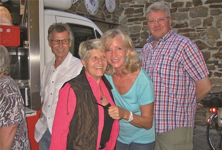 Die Besucher des Sommerfests genossen die Feieratmosphäre am Wasemer Turm.privat