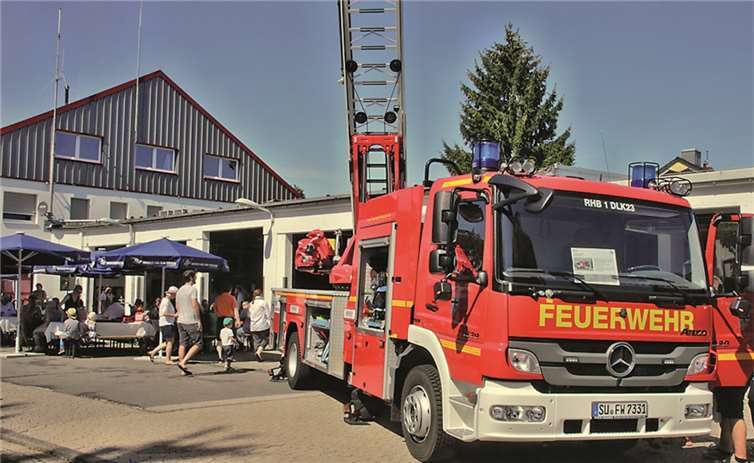 Die Besucher des Tages der offenen Tür konnten sich auch die Fahrzeuge der Feuerwehr aus der Nähe betrachten.