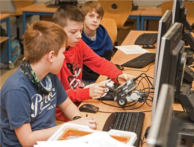 Die Besucher des Tags der offenen Tür hatten die Möglichkeit, die Fachräume kennenzulernen und Unterricht und Arbeitsgemeinschaften vor Ort zu erleben.