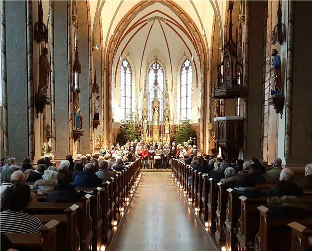 Die Besucher des Weihnachtsmarkts genossen ingroßer Zahl die besinnliche Stimmung beim Chorkonzert in der Pfarrkirche.