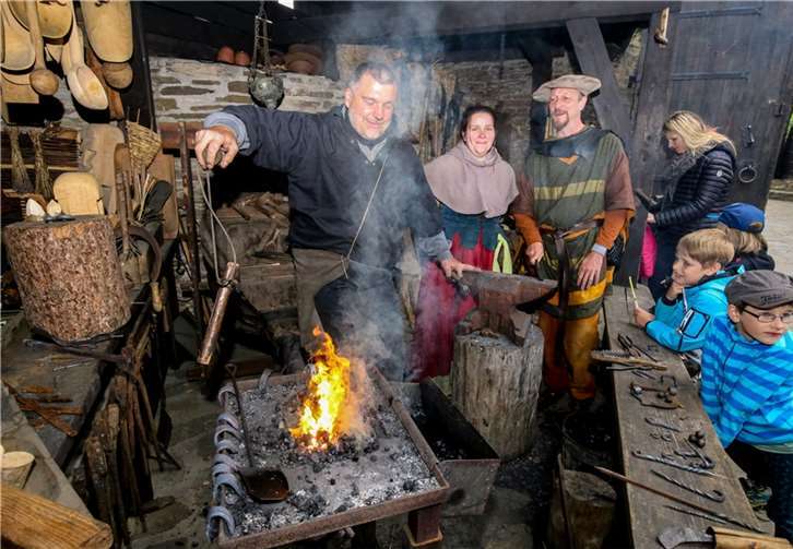 Die Besucher, die über die ehemalige Zugbrücke ins Innere der Burg kamen, blickten auf mittelalterliches Geschehen.