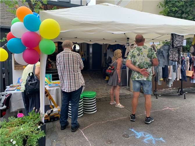 Die Besucher, die von nah und weit angereist kamen, bestanden aus echten Schnäppchenjägern und Sammlern seltener Stücke. Foto: Reisedienst Kröber