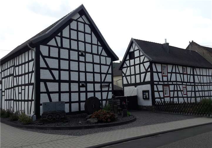 Die Besucher entdecken Relikte aus vergangenen Zeiten im Zweiseithof aus dem 18. Jahrhundert.privat