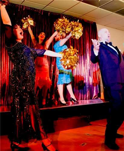 Die Besucher erleben ein eine einzigartige Show und genießen dabei noch ein tolles Menü. Theater auf Tour GmbH