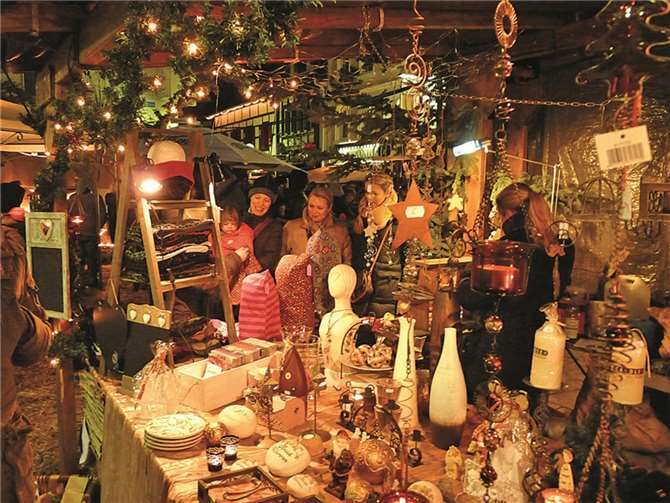 Die Besucher erwartet in Bad Hönningen ein stimmungsvoller Weihnachtsmarkt mit nostalgisch dekorierten Ständen. privat