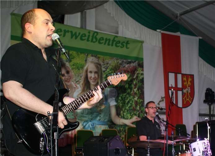 Die Besucher feierten bei hervorragender Live-Musik gleich zu Beginn ein unterhaltsames Fest.