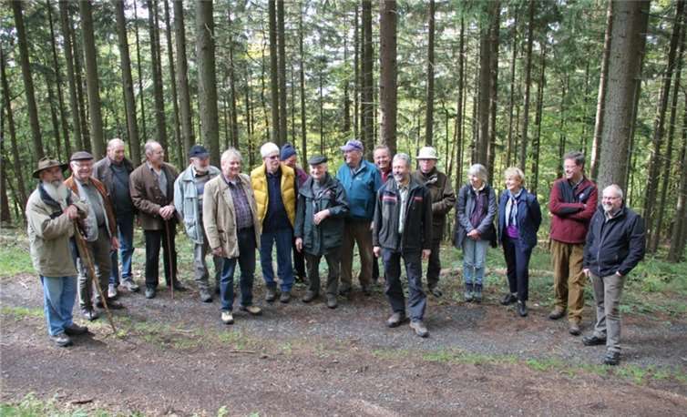 Die Besucher freuen sich auf eine interessante Wanderung durch den Breitscheider Wald mit Revierförster Hans-Werner Neitzert.privat
