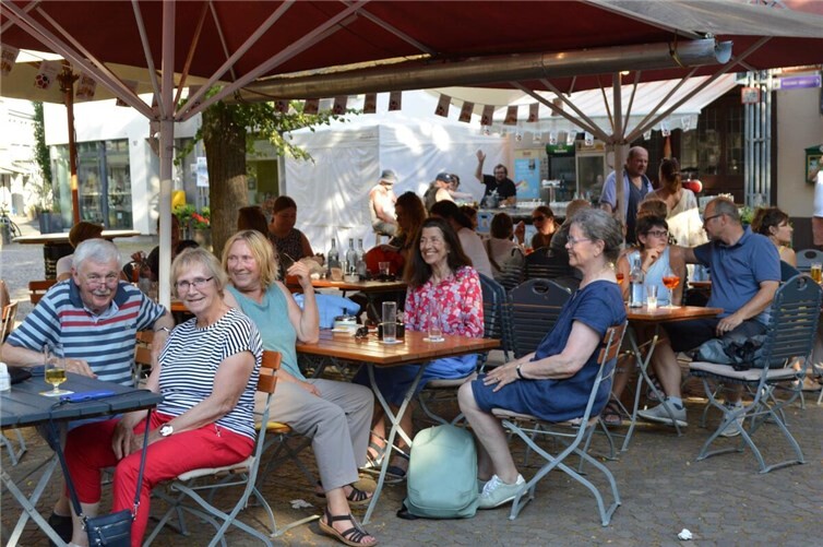 Die Besucher genossen das hochsommerliche Wetter.  Foto: AB